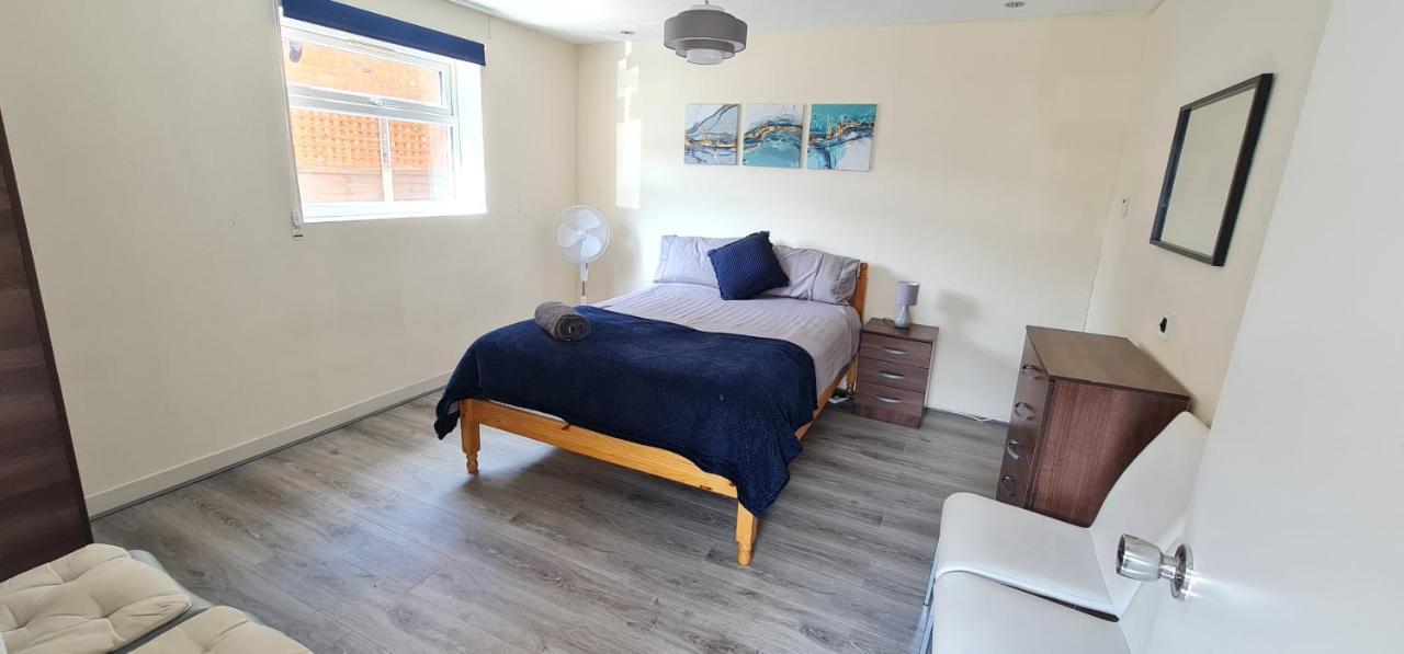 6 Bedroom Spacious Villa, Free Parking Byfleet Zewnętrze zdjęcie