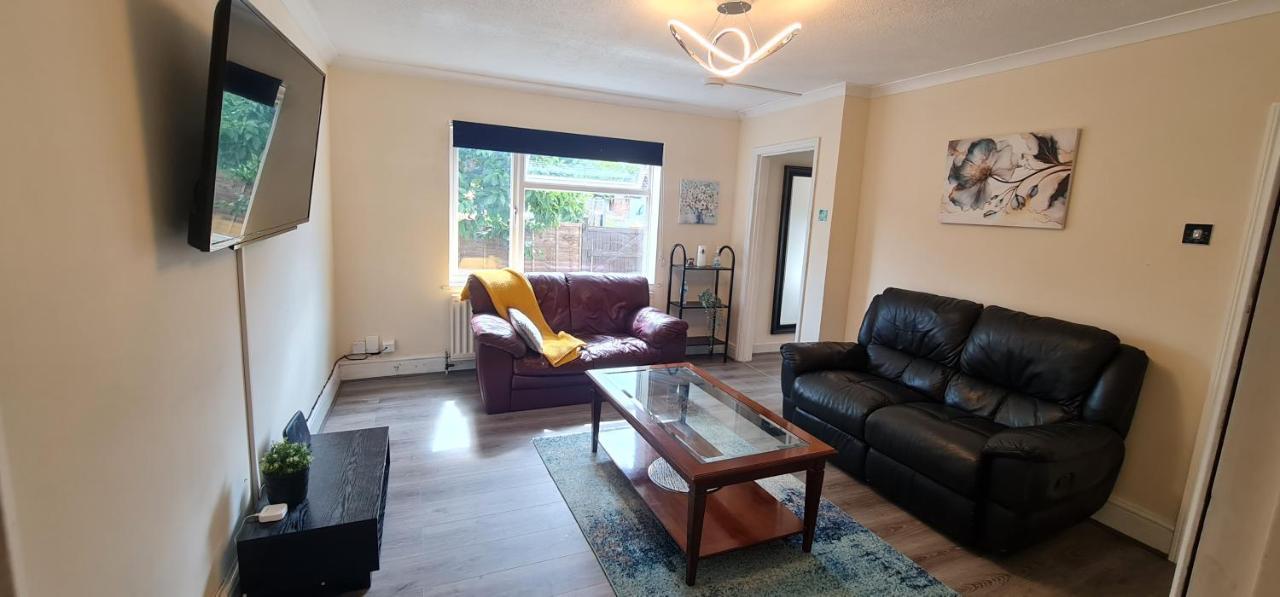 6 Bedroom Spacious Villa, Free Parking Byfleet Zewnętrze zdjęcie