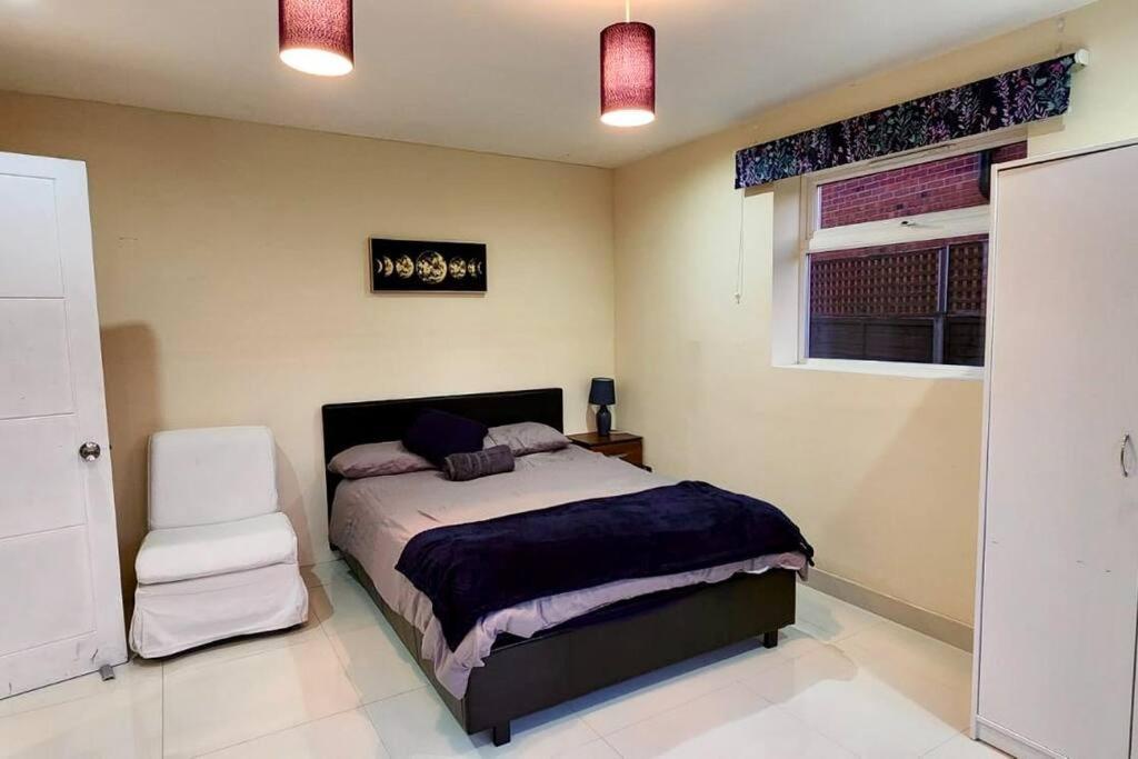 6 Bedroom Spacious Villa, Free Parking Byfleet Zewnętrze zdjęcie